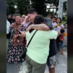 Una vendedora ambulante le dio de comer gratis y él hombre le regaló una casa