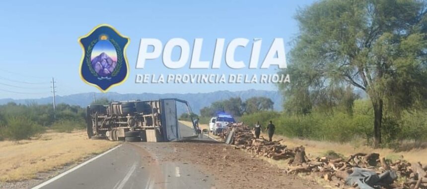 Chamical: Un camión volcó por Ruta Nacional N°79 Chamical: Un camión volcó por Ruta Nacional N°79