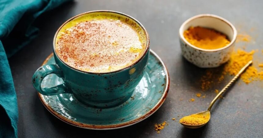 A qué hora recomiendan tomar café con cúrcuma y para qué sirve