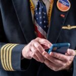 La dura amenaza de una aerolínea para los tripulantes que usen sus teléfonos en exceso