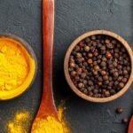 Cómo preparar una infusión con cúrcuma y pimienta para quemar grasas