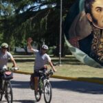 Como San Martín, tres ciclistas recorren el camino a San Lorenzo de los Granaderos a Caballo