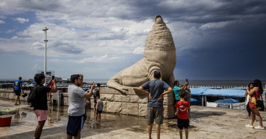 Mar del Plata: arrancó el recambio de febrero y apuestan al fin de semana que puede “salvar” el mes Mar del Plata: arrancó el recambio de febrero y apuestan al fin de semana que puede “salvar” el mes