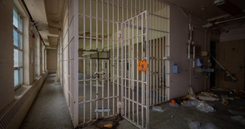 Entró a filmar en una cárcel abandonada y encontró un museo del terror
