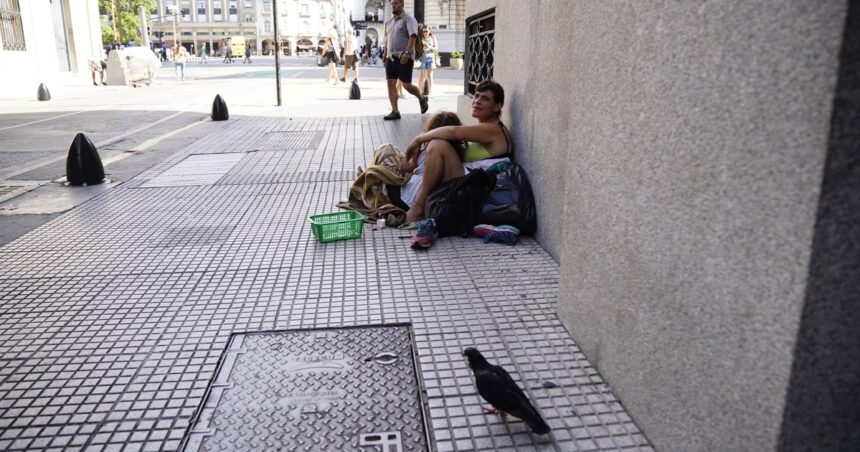 El Gobierno estima que la pobreza ya es del 50% y el FMI prevé más ayudas sociales