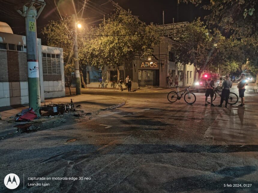 Joven motociclista fue hospitalizado luego de chocar contra un poste Joven motociclista fue hospitalizado luego de chocar contra un poste