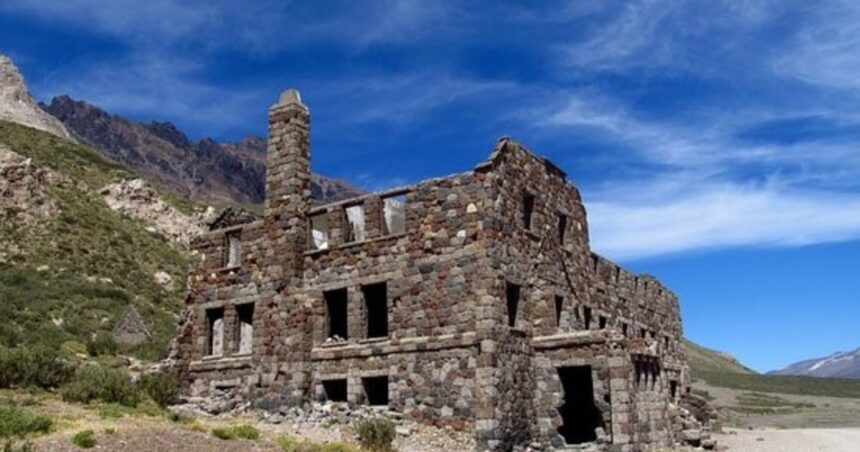 Qué queda del lujoso hotel abandonado a 30 kilómetros del lugar de la Tragedia de los Andes Qué queda del lujoso hotel abandonado a 30 kilómetros del lugar de la Tragedia de los Andes