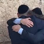 Javier Milei visitó el Muro de los Lamentos, rezó y se emocionó hasta las lágrimas