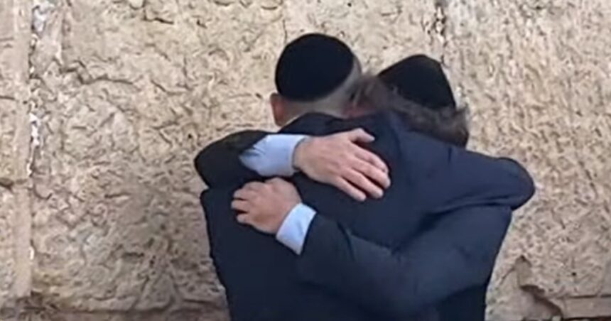 Javier Milei visitó el Muro de los Lamentos, rezó y se emocionó hasta las lágrimas Javier Milei visitó el Muro de los Lamentos, rezó y se emocionó hasta las lágrimas