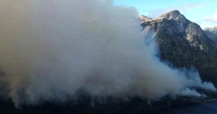 Cierran circuitos y excursiones en el Parque Nacional Nahuel Huapi por un incendio forestal Cierran circuitos y excursiones en el Parque Nacional Nahuel Huapi por un incendio forestal