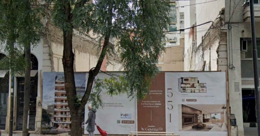 Derrumbe en un edificio en Caballito: una mujer murió y bomberos trabajan entre los escombros