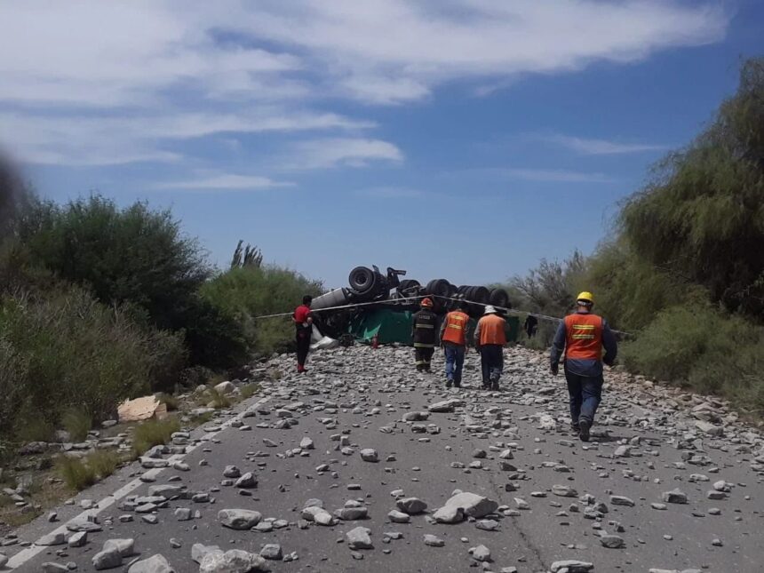 Un camión que viajaba desde La Rioja perdió las ruedas y volcó en Caucete Un camión que viajaba desde La Rioja perdió las ruedas y volcó en Caucete