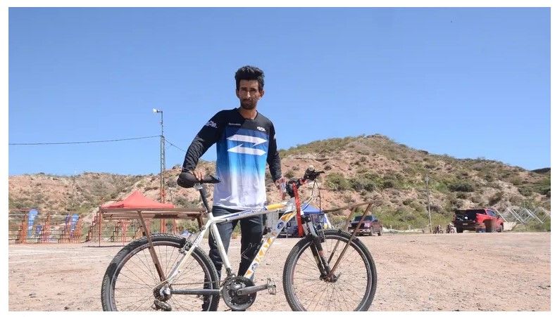 Viajó desde La Rioja en bicicleta para ver el Mundial de Motocross en Villa La Angostura
