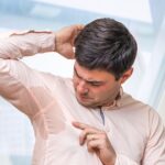 Ropa empapada y vergüenza de dar la mano: cómo y cuándo se trata la transpiración excesiva