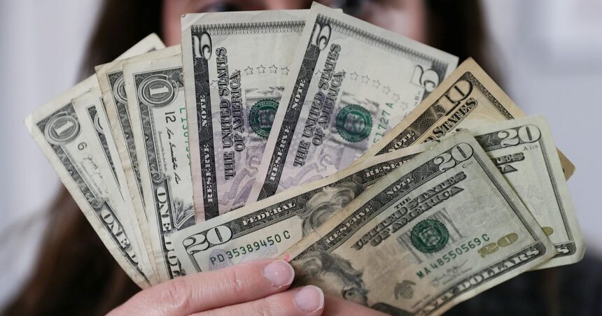 El dólar financiero volvió a caer y la brecha perforó el 30%: creen que puede achicarse más El dólar financiero volvió a caer y la brecha perforó el 30%: creen que puede achicarse más