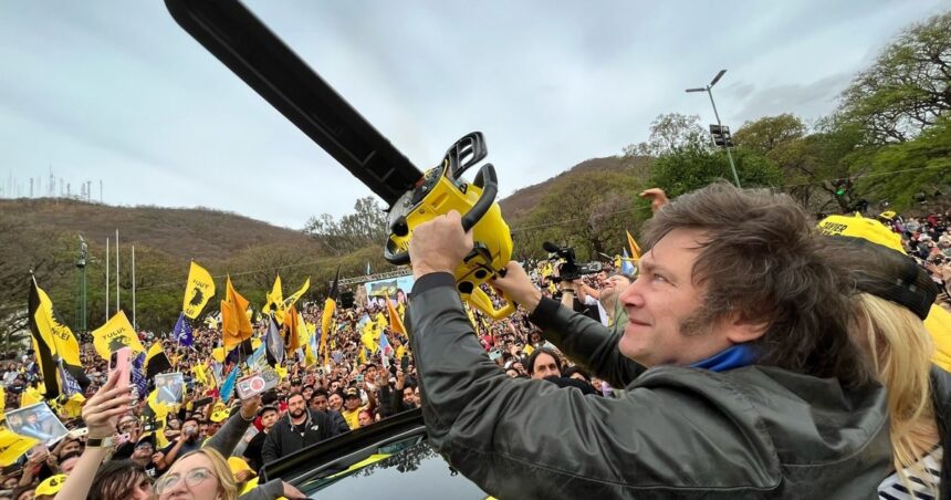 Javier Milei y su motosierra para cortar derechos Javier Milei y su motosierra para cortar derechos