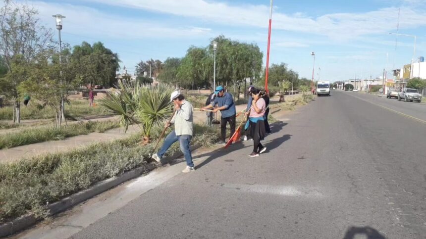 Chepes – CONTINUAMOS TRABAJANDO EN LA LIMPIEZA Y DESMALEZAMIENTO DE ESPACIOS PUBLICOS