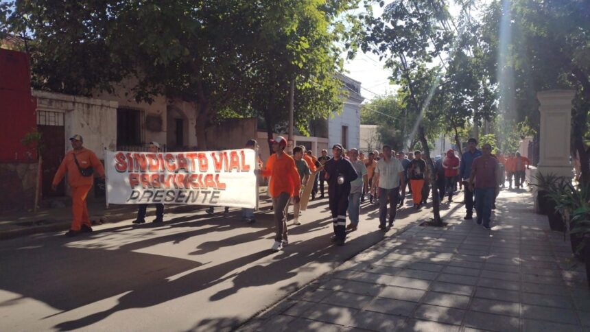 Trabajadores de Vialidad se trasladaron al centro de la ciudad para continuar con el reclamo Trabajadores de Vialidad se trasladaron al centro de la ciudad para continuar con el reclamo