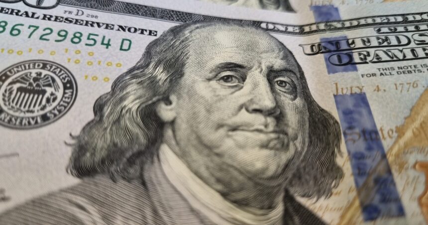 Con el dólar blue en $ 985, ¿hay que comprar o seguir vendiendo? Con el dólar blue en $ 985, ¿hay que comprar o seguir vendiendo?
