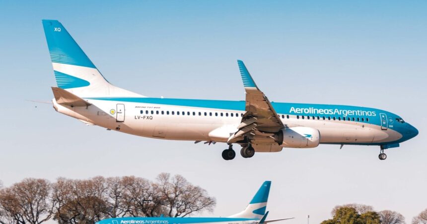Aerolíneas: mientras el Gobierno insiste en privatizarla, exigen al personal presencialidad plena Aerolíneas: mientras el Gobierno insiste en privatizarla, exigen al personal presencialidad plena