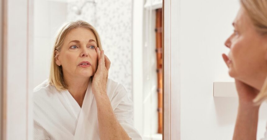 El aceite natural ayuda a prevenir las arrugas y rejuvenece la piel de la cara El aceite natural ayuda a prevenir las arrugas y rejuvenece la piel de la cara