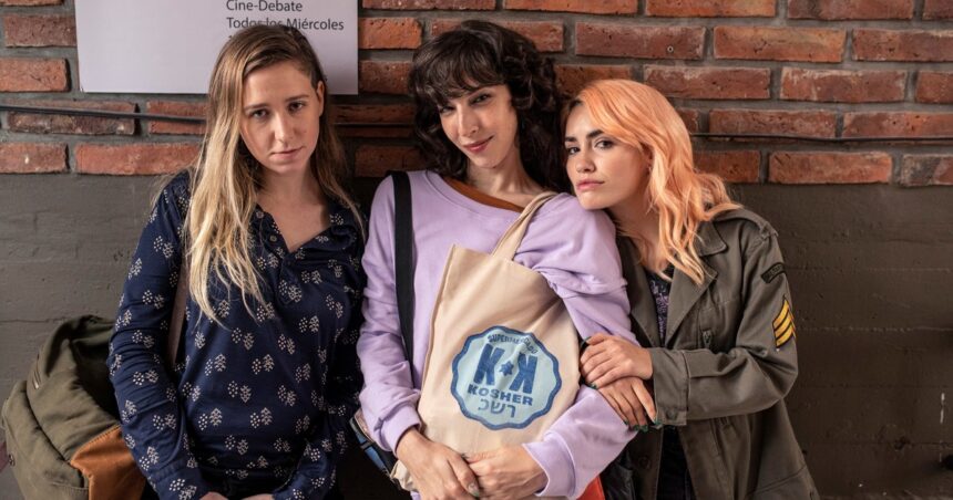 El fin del amor, la serie con Lali, llegó a la TV abierta: sexo, familia y religión El fin del amor, la serie con Lali, llegó a la TV abierta: sexo, familia y religión