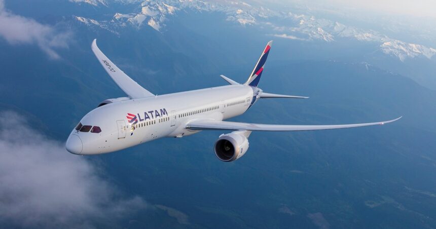 El insólito error de una azafata que habría causado el violento descenso de un avión de Latam El insólito error de una azafata que habría causado el violento descenso de un avión de Latam