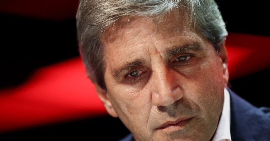 Vuelven los virtuales US$ 15.000 millones de Caputo, mientras el pago en negro se hace más fuerte Vuelven los virtuales US$ 15.000 millones de Caputo, mientras el pago en negro se hace más fuerte