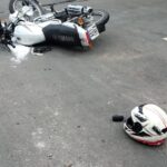 Motociclista colisionó contra una camioneta y resultó con heridas de consideración