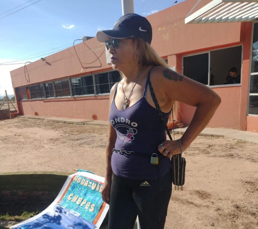 Chepes: Una mujer se encadenó en la municipalidad reclamando por la falta de agua Chepes: Una mujer se encadenó en la municipalidad reclamando por la falta de agua