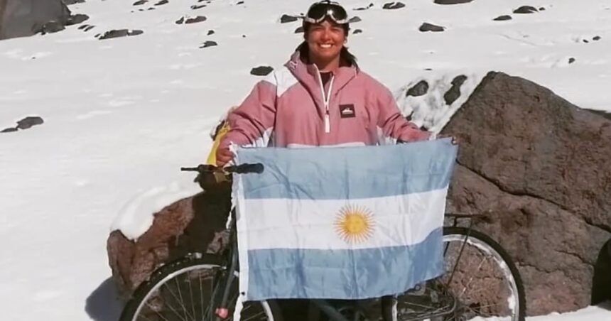 Subió a un volcán de siete mil metros para recuperar su bici Subió a un volcán de siete mil metros para recuperar su bici