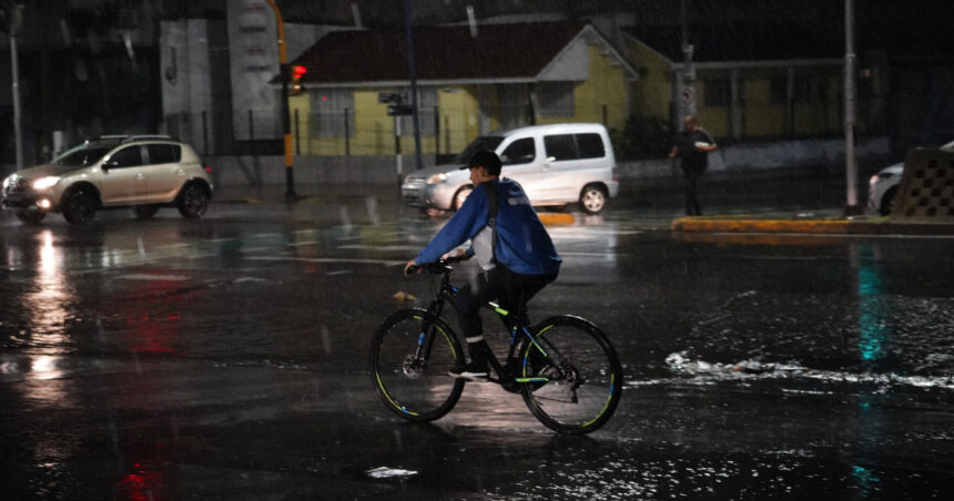 Continúa el alerta por tormentas y viento sobre el AMBA y el resto de la Provincia Continúa el alerta por tormentas y viento sobre el AMBA y el resto de la Provincia