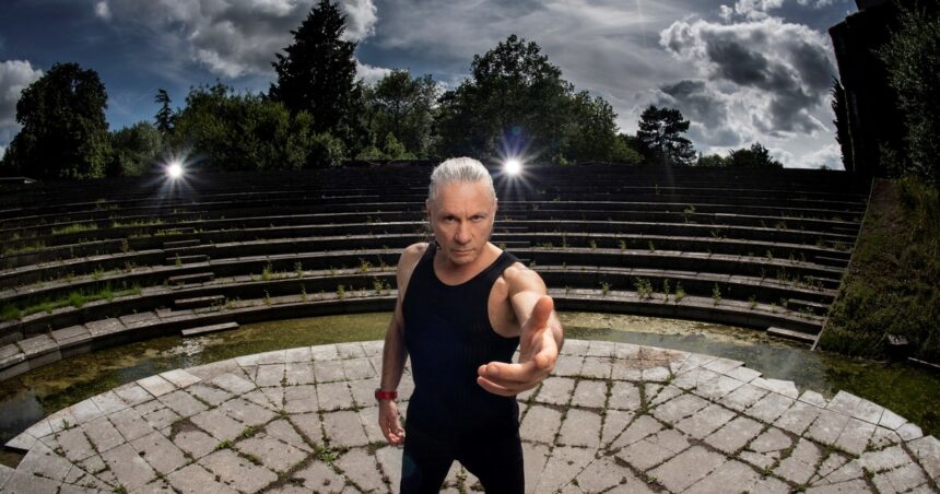 El insólito desafìo de Bruce Dickinson: de Iron Maiden a imitador de ABBA en un film de terror El insólito desafìo de Bruce Dickinson: de Iron Maiden a imitador de ABBA en un film de terror