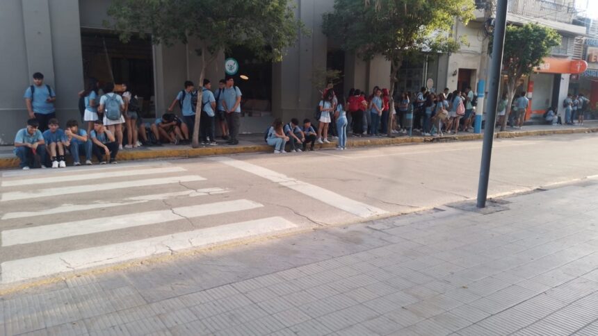 Estudiantes de Colegio N°1 organizaron una protesta por falta de agua y ventiladores Estudiantes de Colegio N°1 organizaron una protesta por falta de agua y ventiladores