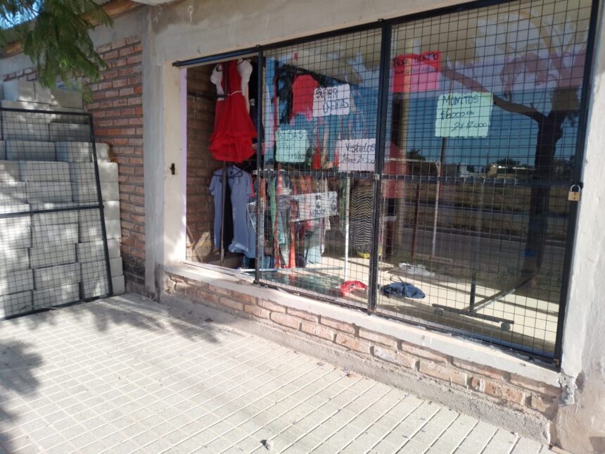 Delincuentes desvalijaron un local de ropa en el Barrio Néstor Kirchner Delincuentes desvalijaron un local de ropa en el Barrio Néstor Kirchner