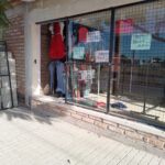 Delincuentes desvalijaron un local de ropa en el Barrio Los Obreros