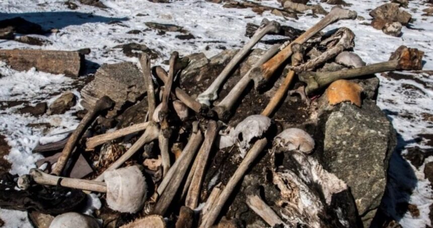 El misterio del lago helado que escupe restos humanos una vez al año