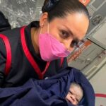 Un bebé nació en pleno vuelo y la compañía aérea le hizo un regalo inesperado