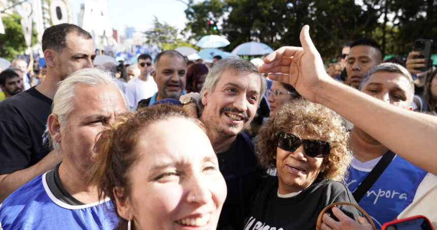 La marcha de La Cámpora por dentro: apoyo de intendentes y huevazos por avenida Santa Fe La marcha de La Cámpora por dentro: apoyo de intendentes y huevazos por avenida Santa Fe