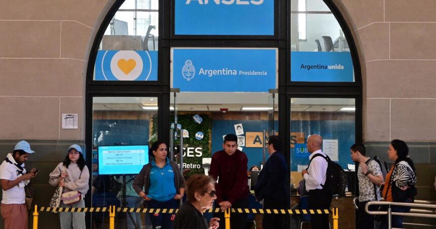 El Gobierno anunció un aumento de 27,18% para las asignaciones familiares y universales El Gobierno anunció un aumento de 27,18% para las asignaciones familiares y universales