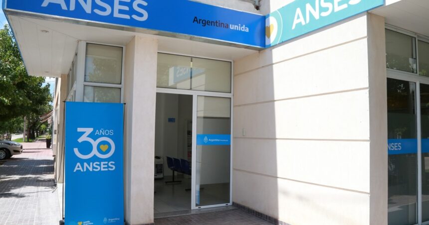 El Gobierno desdobla el pago de jubilaciones y pensiones en abril El Gobierno desdobla el pago de jubilaciones y pensiones en abril