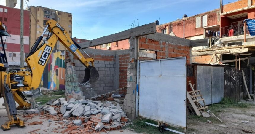 Tiran abajo una construcción ilegal en Tres de Febrero Tiran abajo una construcción ilegal en Tres de Febrero