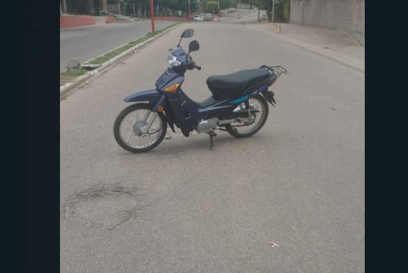 Conductora de moto debió ser hospitalizada luego de perder el control del rodado y caer Conductora de moto debió ser hospitalizada luego de perder el control del rodado y caer