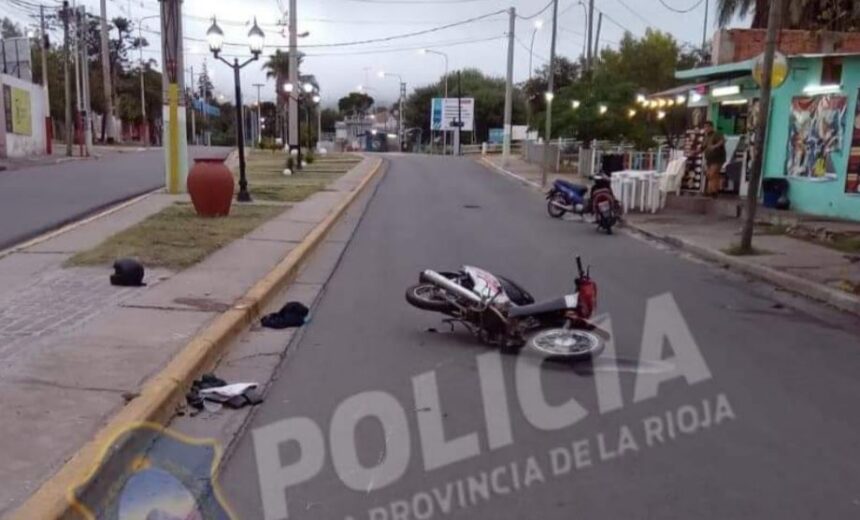 Motociclista perdió el control de su rodado, derrapó y terminó con heridas de consideración