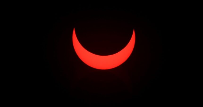 Eclipse solar este 8 de abril, EN VIVO: a qué hora es, dónde y cómo verlo, minuto a minuto
