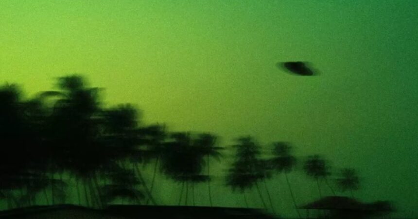 Video: el extraño “OVNI” que apareció durante el eclipse solar y desconcertó a la gente