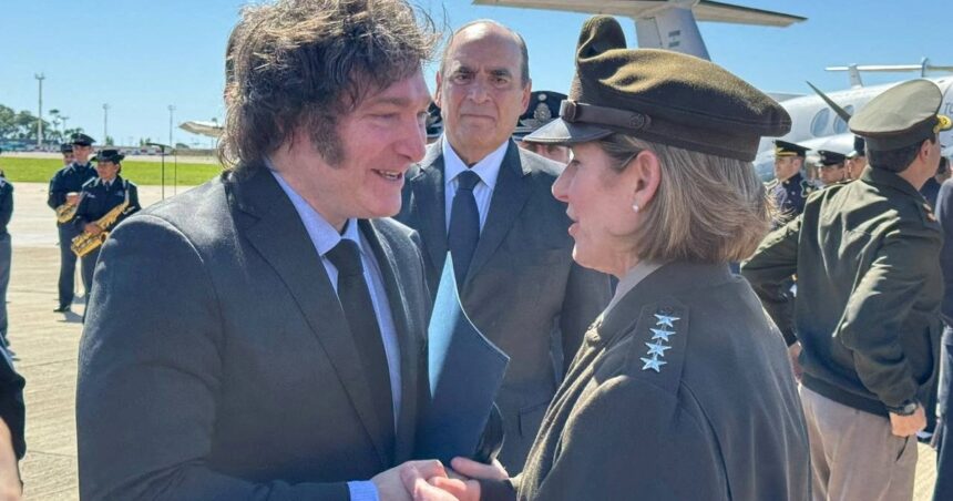 Foto de Milei com general reforça “de forma exagerada” que EUA são principal aliado da Argentina Foto de Milei com general reforça “de forma exagerada” que EUA são principal aliado da Argentina