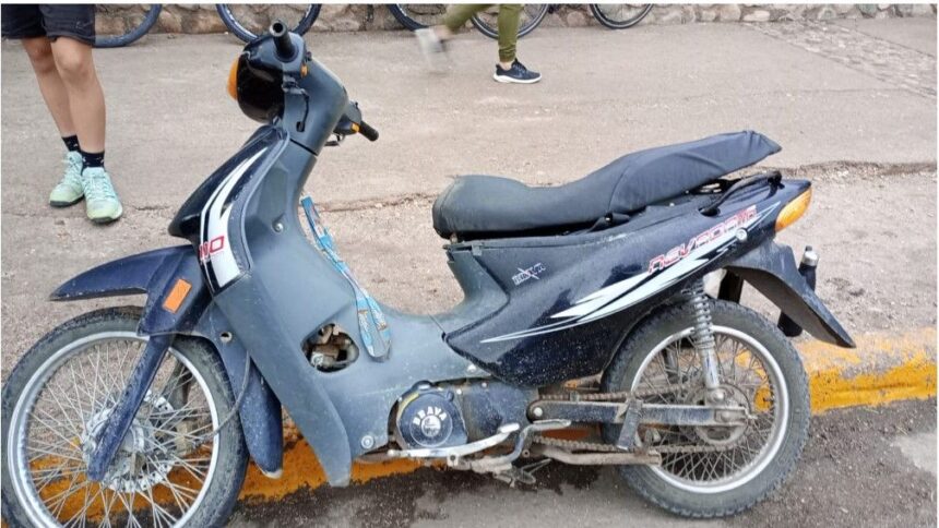 Una mujer cayó de su moto luego de frenar y derrapar