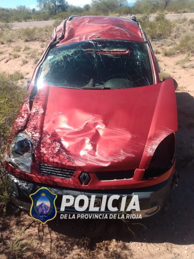 Una familia oriunda de Tucumán sufrió un vuelco en Ruta Provincial 27 Una familia oriunda de Tucumán sufrió un vuelco en Ruta Provincial 27