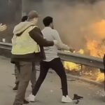 Video: dramático rescate de un conductor adentro de un auto en llamas